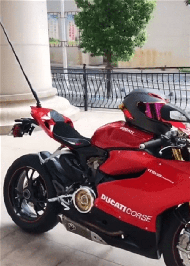 这款杜卡迪车尾改装了一根钓竿,意味着车主可以直接驾驶这台摩托车