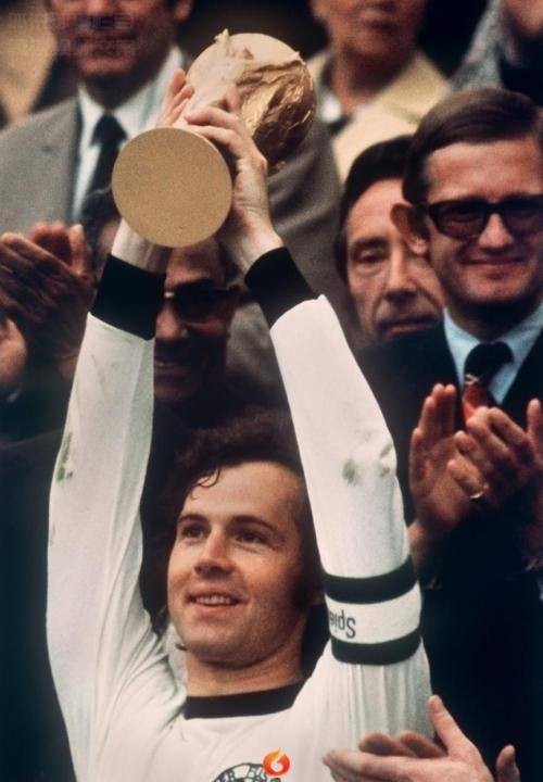 贝肯鲍尔堪称神奇的绿茵履历致使其被视为德国乃至世界足坛永恒的骄傲