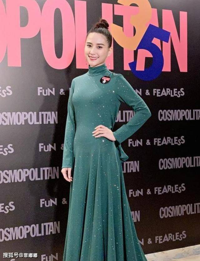 奚梦瑶与何超莲同穿亮片长裙,一个美成全场焦点,一个小肚腩明显