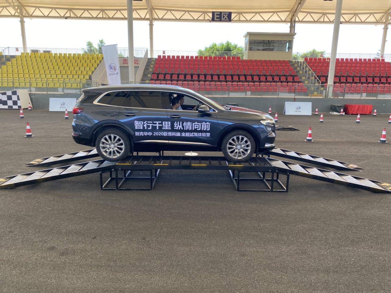 场地试驾别克昂科旗,全能四驱表现,令人心悦诚服