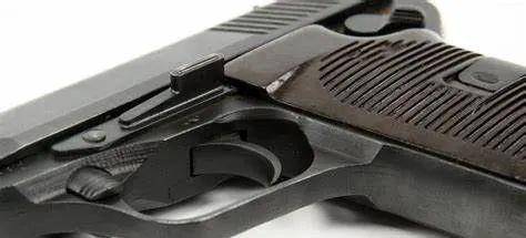 少见的滚柱闭锁手枪cz52手枪