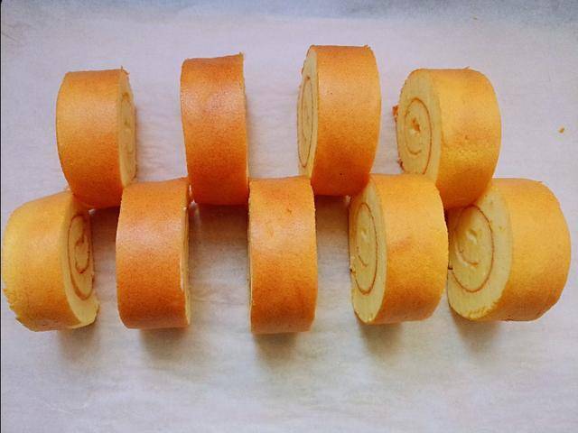 步骤十:从冰箱里取出蛋糕卷,切块,开吃.