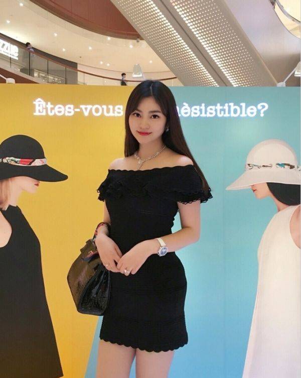 作为模特的王慧气质也一点不输给娱乐圈的艺人,当她穿上了一袭"液体裙