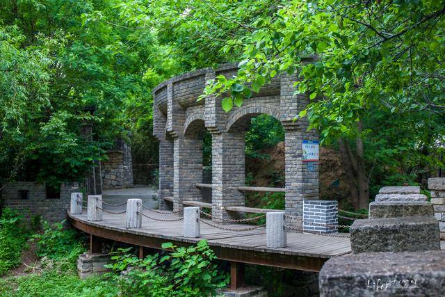 濟南森林公園位於濟南槐蔭區張莊路,東鄰興濟河,西至二環西路,北抵