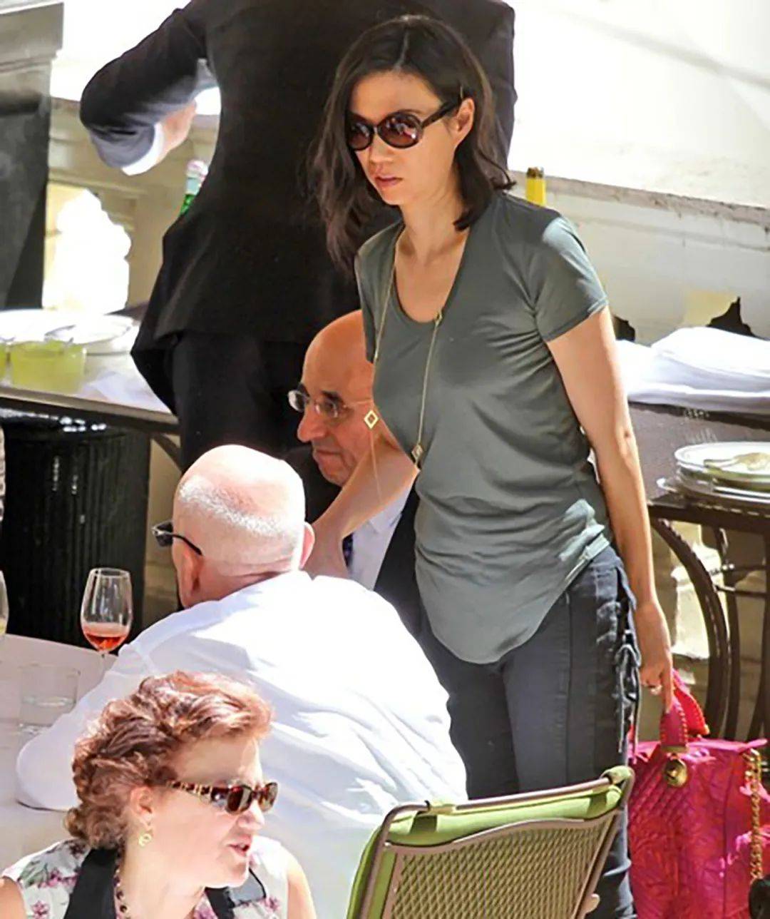 邓文迪太有派头当着默多克儿子面让80岁老公为自己入座挪椅子