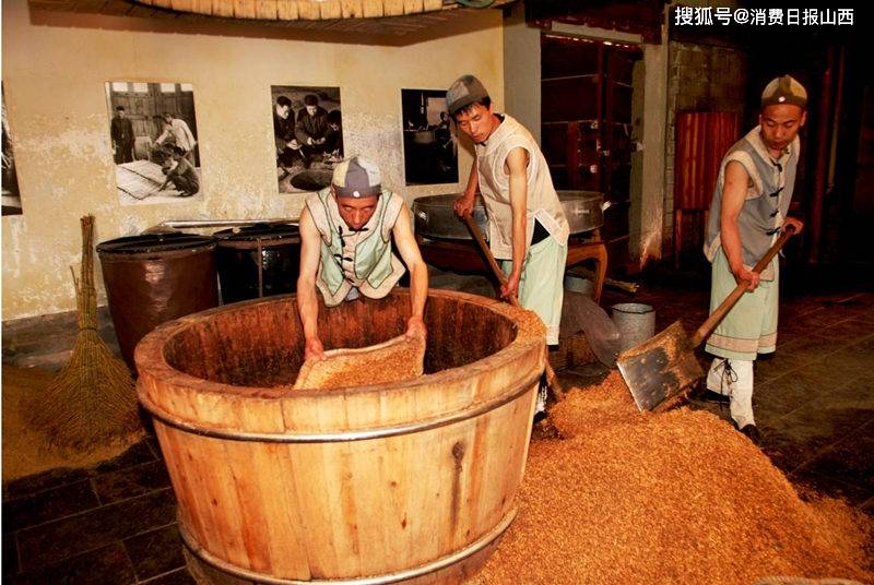 酿酒师傅正在装甑