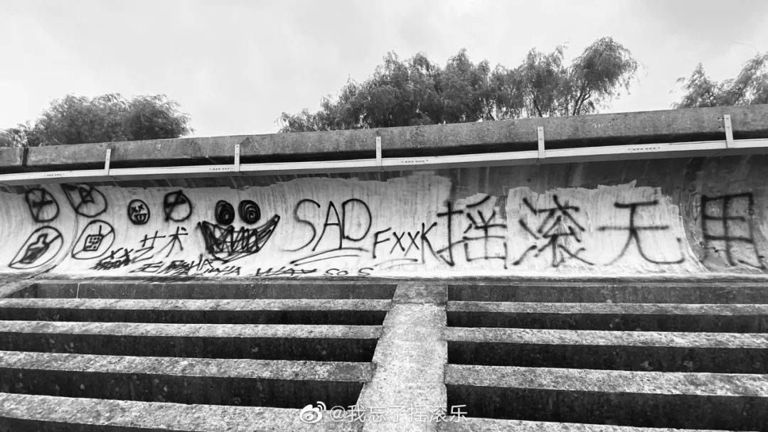 这些废墟上的标语,写出了生活_文字