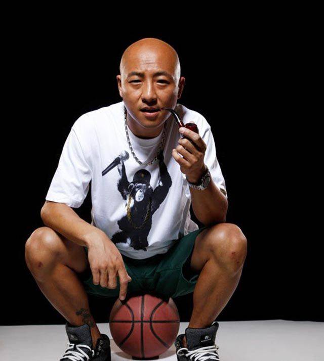 如今的周晓鸥已经50多岁了,已不再年轻,他出演的很多作品中,大部分都