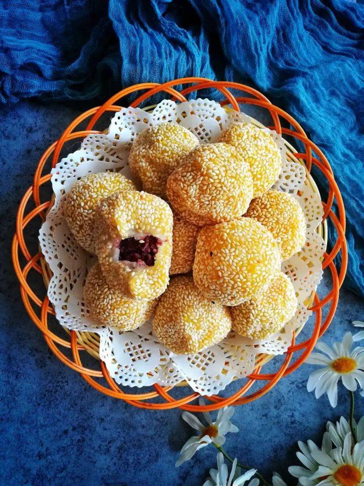 准备食材:糯米粉,豆沙馅心,芝麻,将100克白糖加入