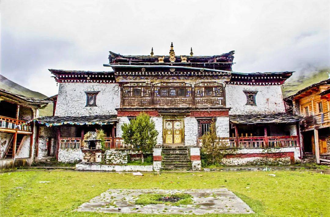 村中最高建筑-金龙寺,是集聚莫斯卡村藏民宗教信仰的地方,神圣不容