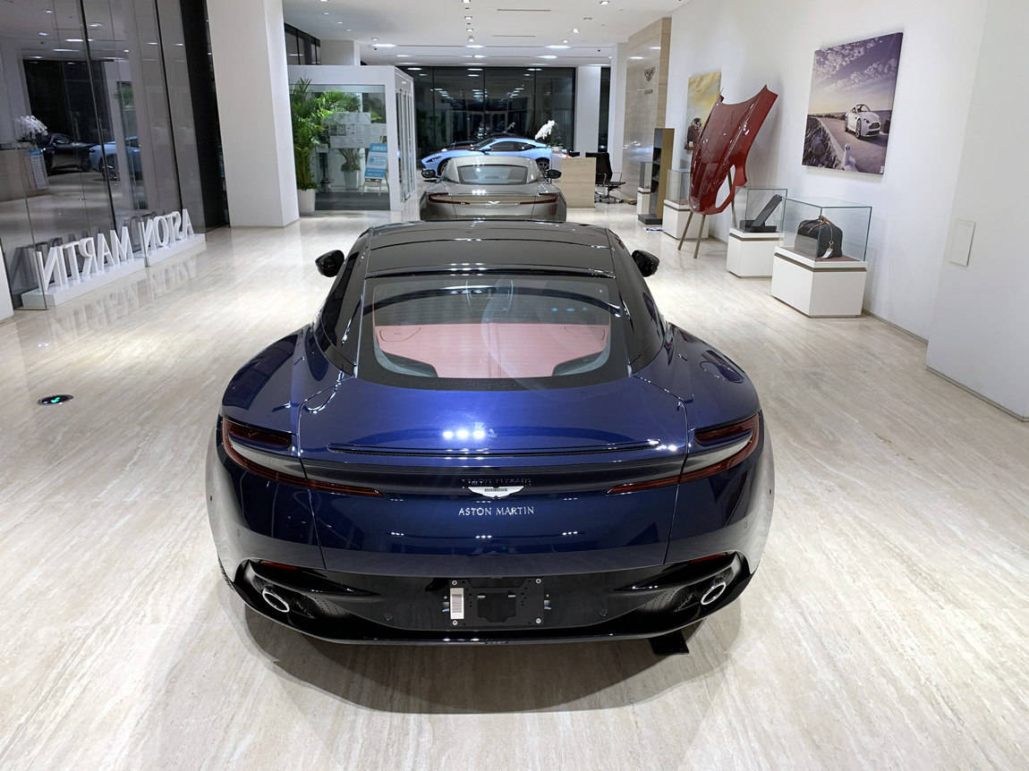 阿斯顿·马丁 db11 v12 amr 午夜蓝/典藏红 -搜狐大视野-搜狐新闻