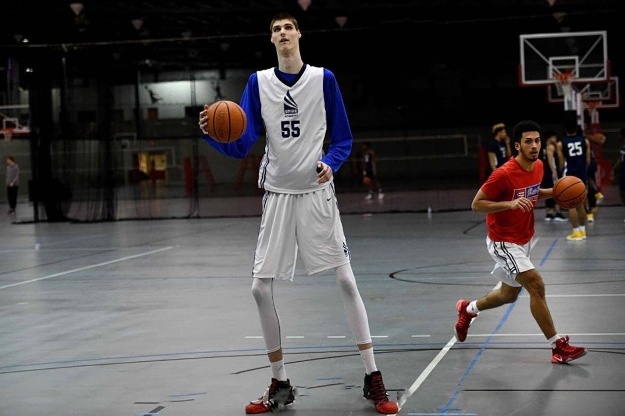 原创弱点暴露,"纸片人"比周琦高14cm,20公斤哑铃 深蹲做不了!