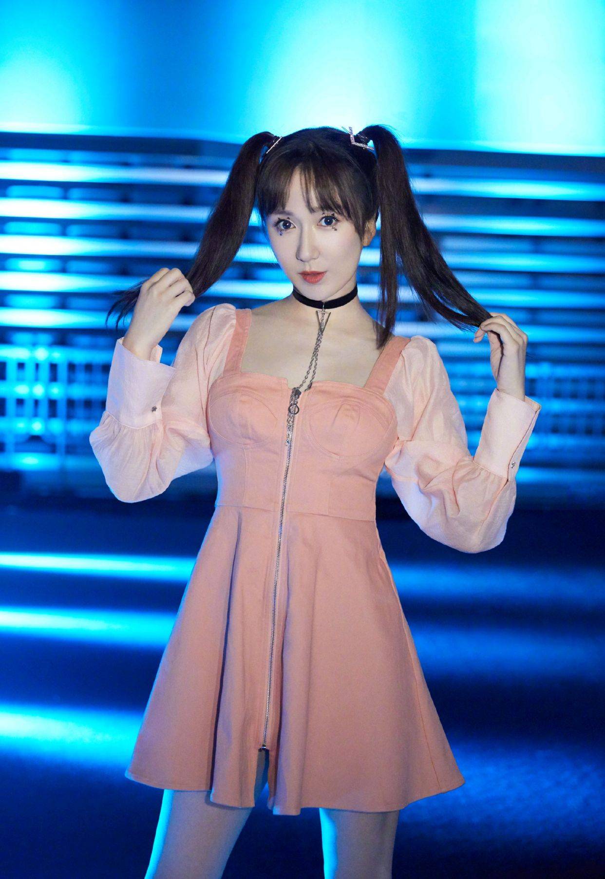 原创这是32岁的娄艺潇?身穿淡橙色连衣裙配两个马尾辫,就像18岁少女