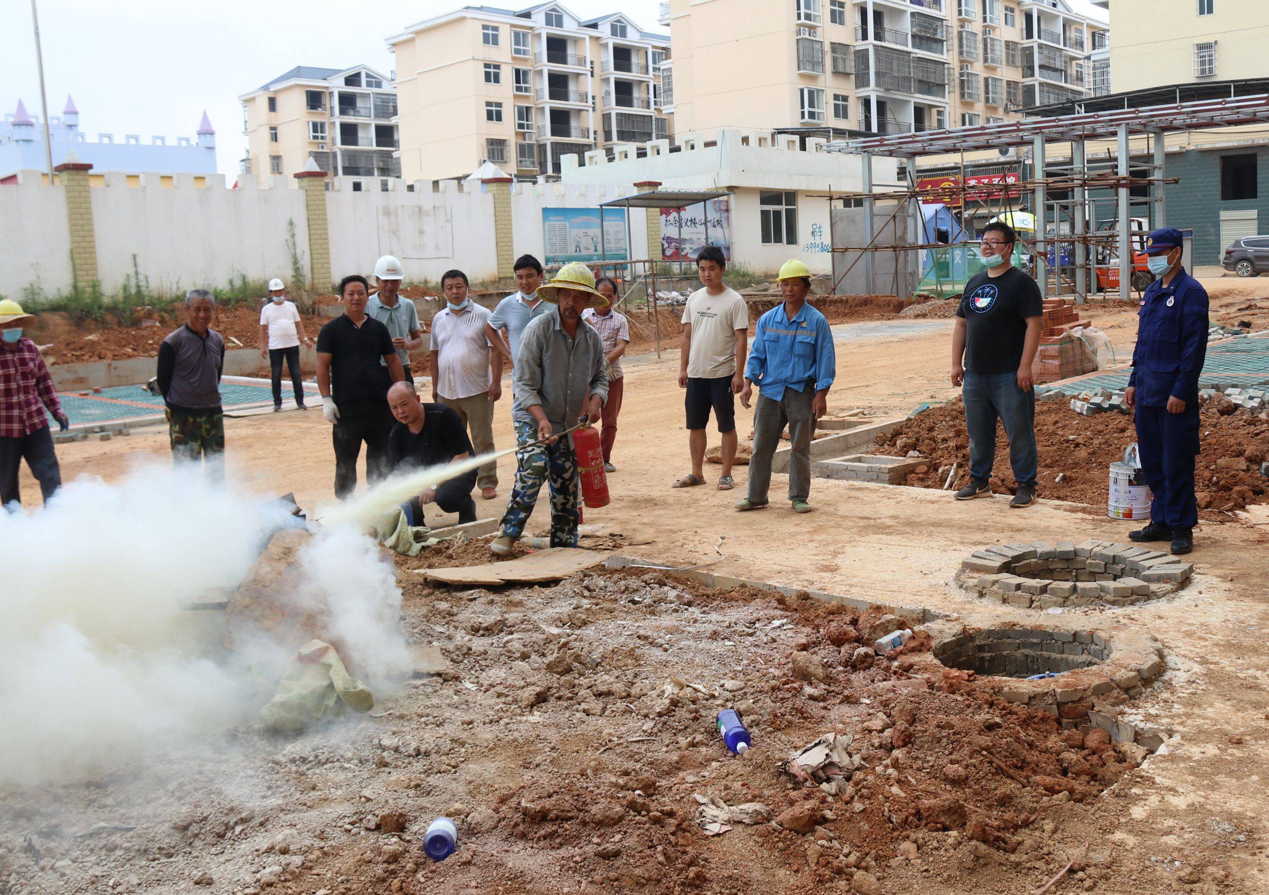 鄂州消防开展建筑施工行业消防培训演练02为一线戴上安全帽