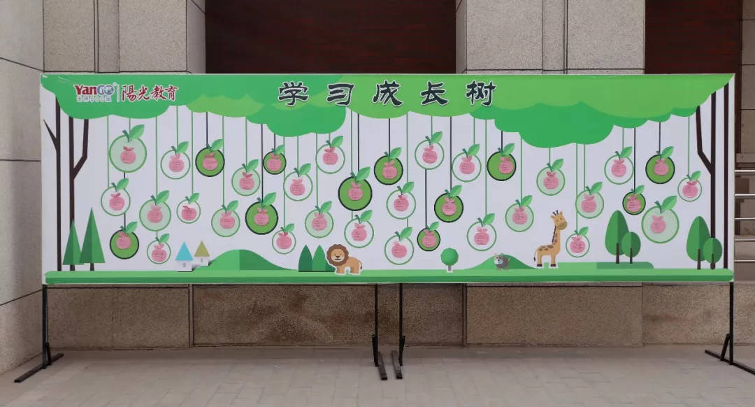 学生宣誓,翱翔九霄在庄严的励志旗下,在丰硕的目标许愿树下,由我校