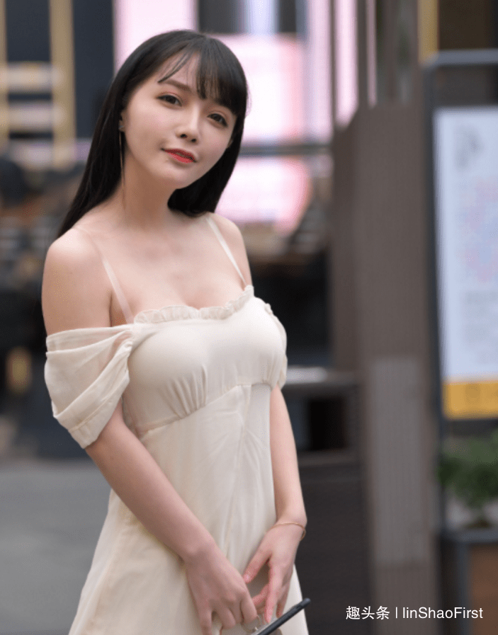 时尚迷人仙女裙美女笑起来太开心网友真容易满足