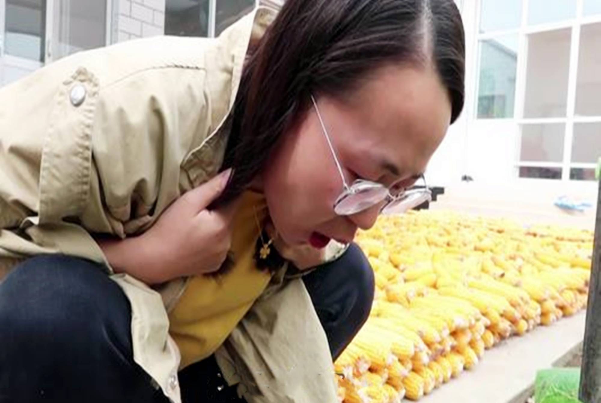 原创孕妇出门散步一个小时未归,丈夫外出寻找,找到后的画面令人心酸