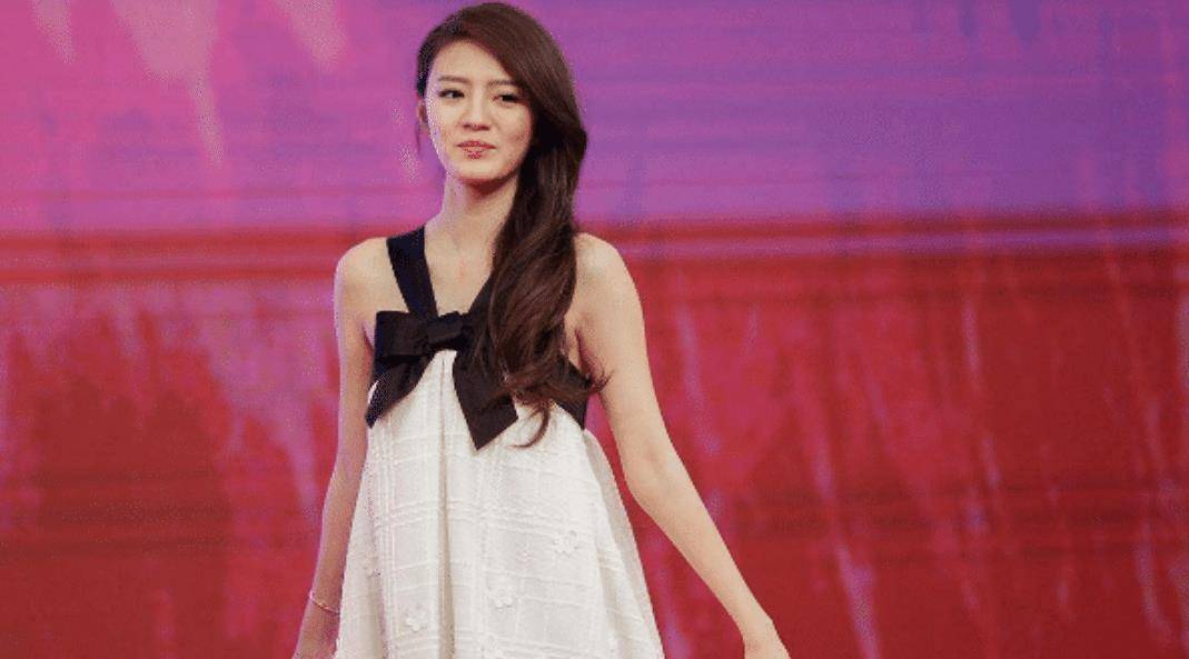 她24岁未婚先孕,34岁惨遭影帝丈夫抛弃,如今37岁再度爆红!_吴佳妮