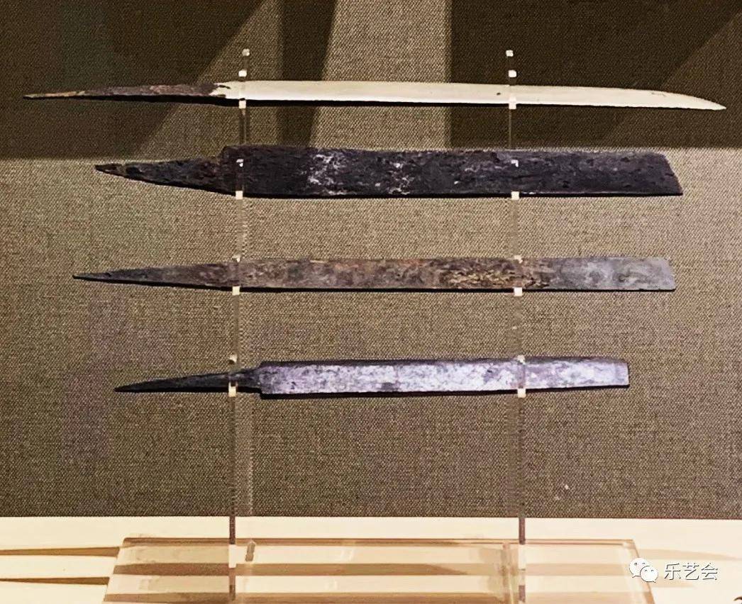 他们向观众介绍了本次展览的宋代手刀,铁甲,火蒺藜,狼牙棒等展品.