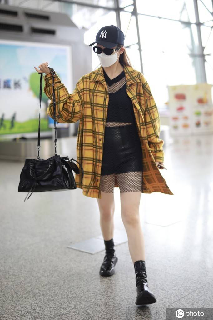 戚薇成都出发坐vip休息室小憩 穿马丁靴秀美腿