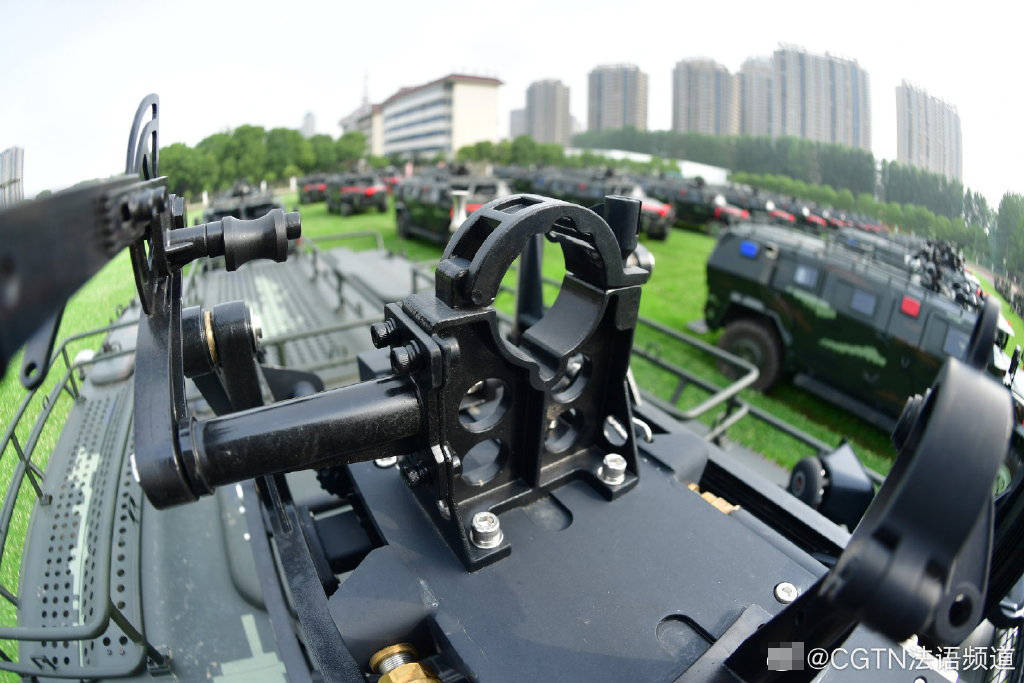 武警首次列装新型反恐突击车亮相武汉