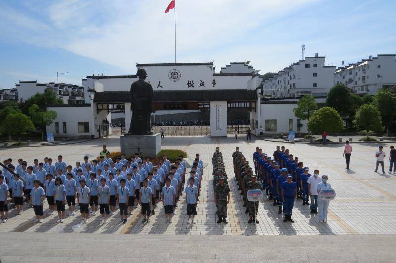 6月17日,婺源县应急管理局联合教育体育局,自然资源局在朱子中学组织