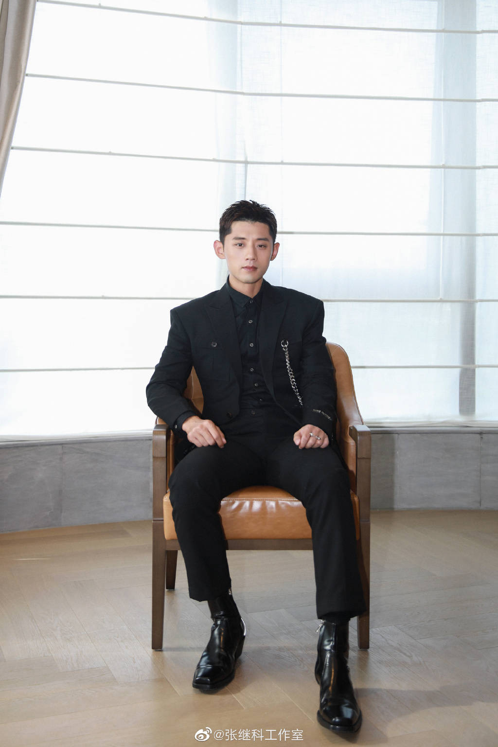 原创张继科连续登台献唱!造型多变穿西装超帅气,自称白了遭吐槽