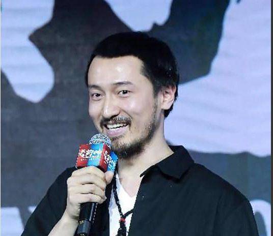 在电影《我不是药神》中,王传军为了配合电影中的角色,每天跳绳8000次