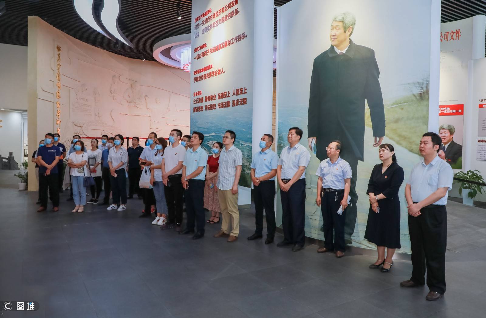 党务工作者参观了"时代楷模"赵志全同志纪念馆,鲁南制药集团展览馆