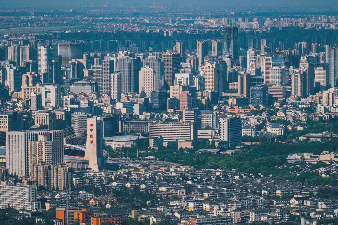 6万人抢960套房,这个二线城市让魔都甘拜下风!