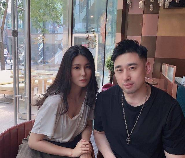 原创29岁钟鹿纯晒近照,喝酒前后对比,瘫躺在沙发上,还有帅哥出镜