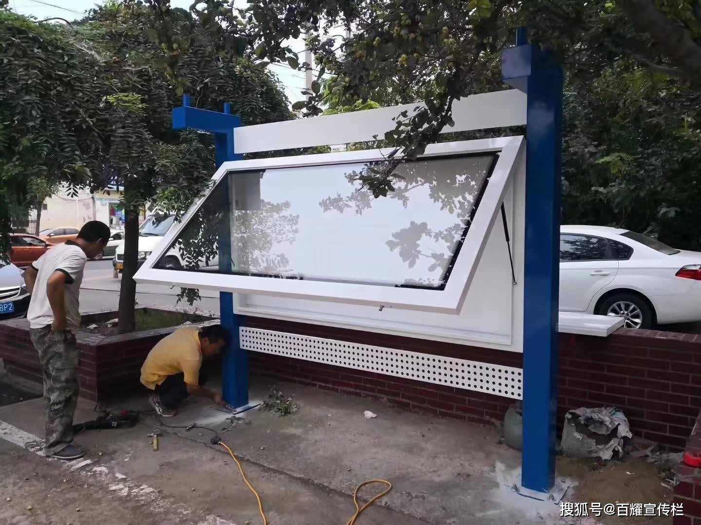 户外宣传栏滚动灯箱安装实景图