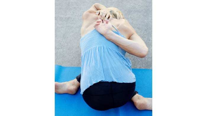 将您的手臂张开至" t"形,然后看着右中指,将肩胛骨向后拉.