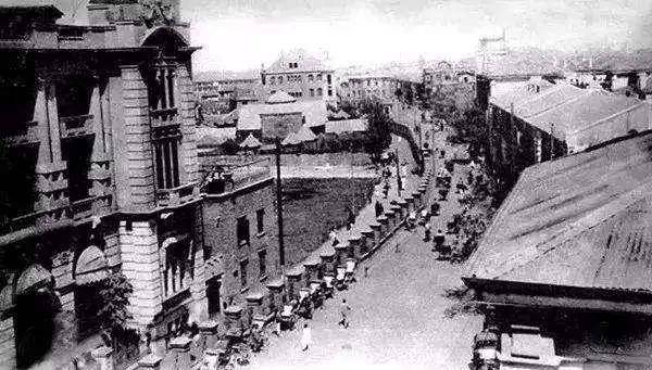 1927年,汉口,穿着口号服装示威游行者