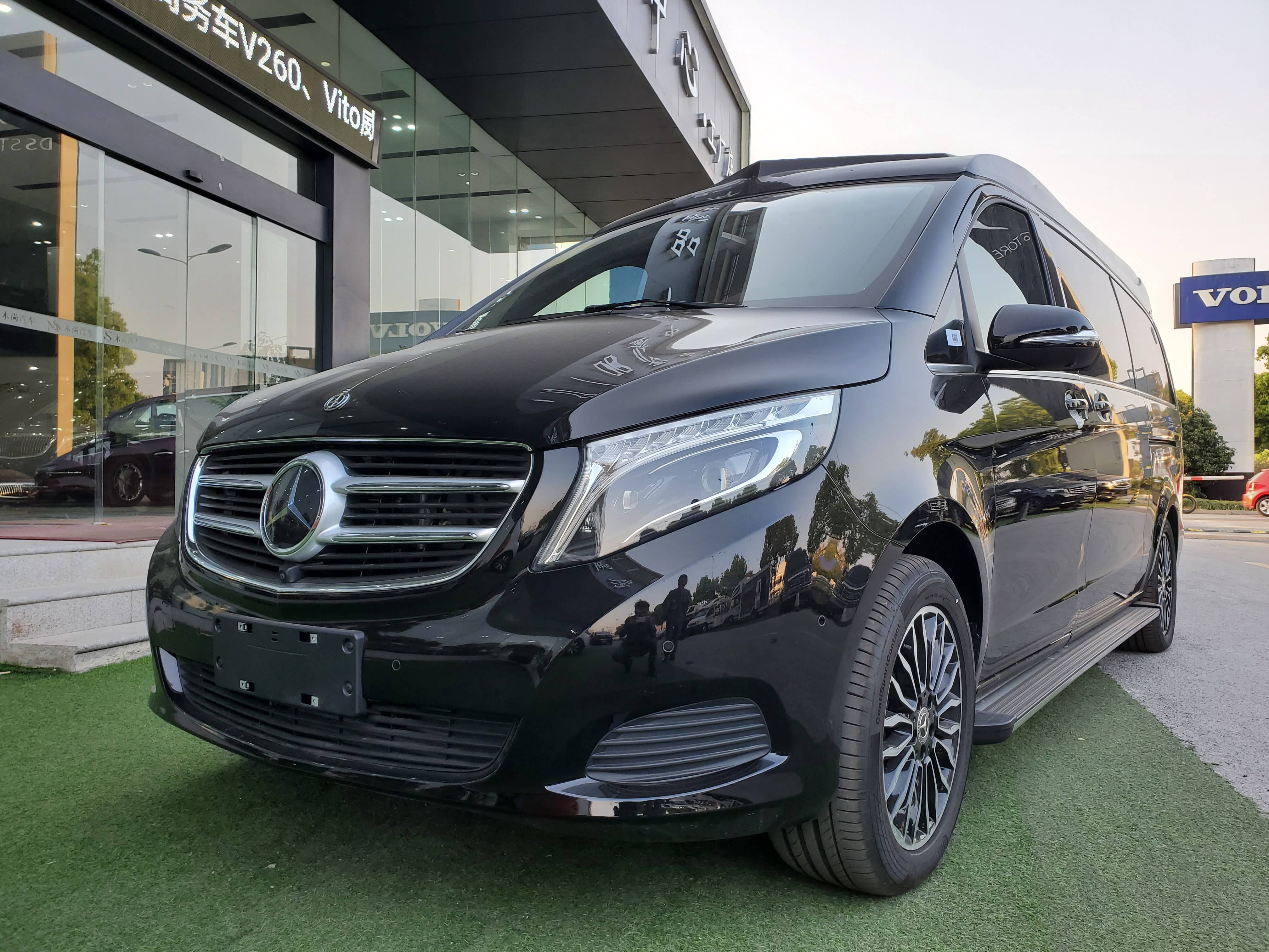 奔驰v260l高顶全隔断七座商务车奢华内饰远超埃尔法