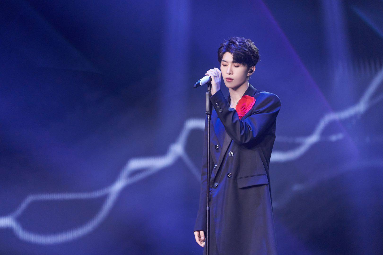 范丞丞20岁首唱新专《过度呼吸》,台风稳健诠释"忧郁男孩"