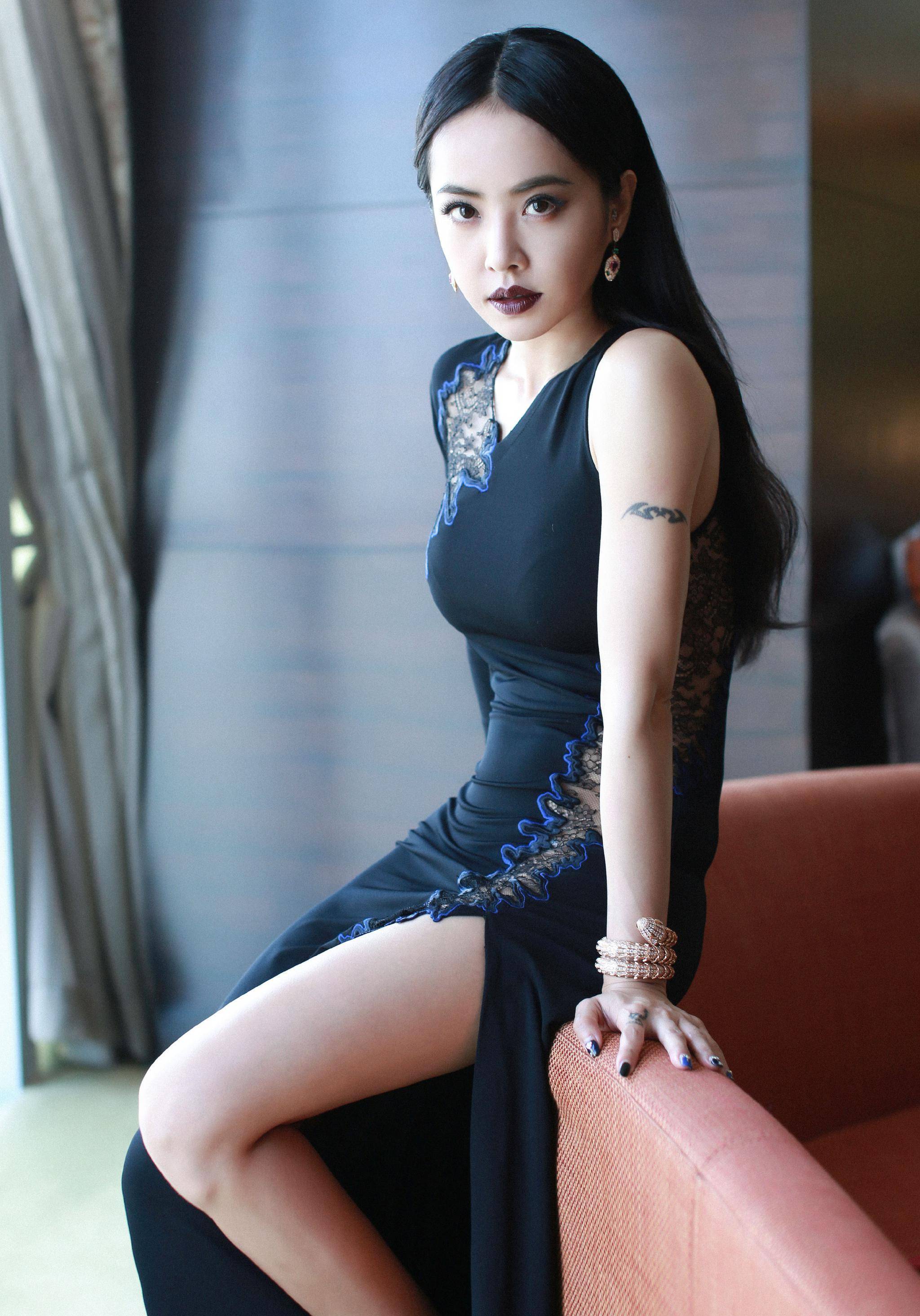 原创年过40的蔡依林心很大,衣服十分保守,却有一种挂不住的感觉