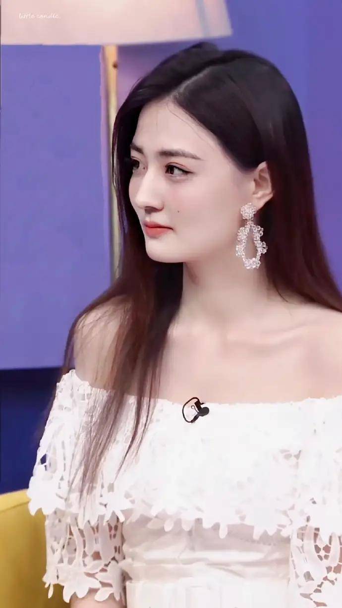 徐璐长发披肩,美丽动人,气质优雅