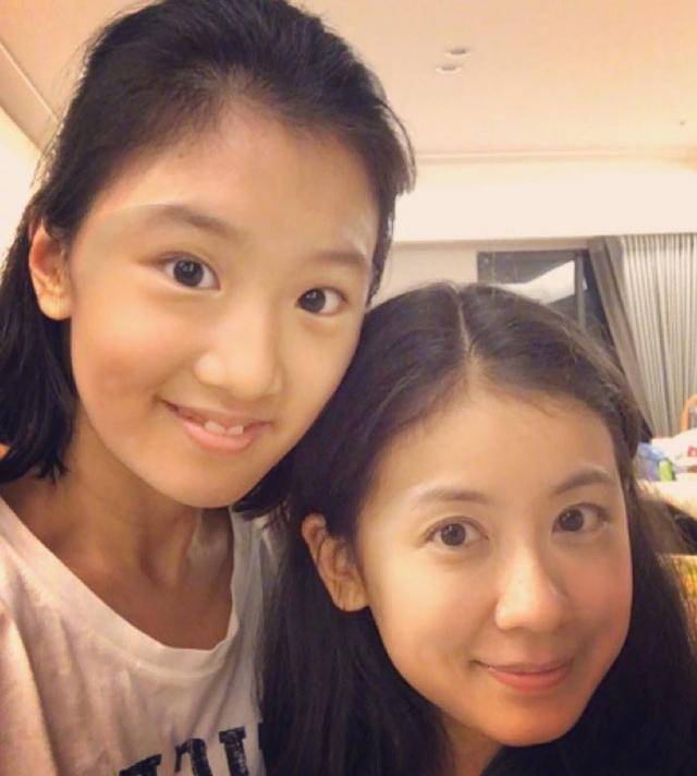 小时候的梧桐妹肉嘟嘟很可爱,而长大后的梧桐妹变了,变得瘦了不少