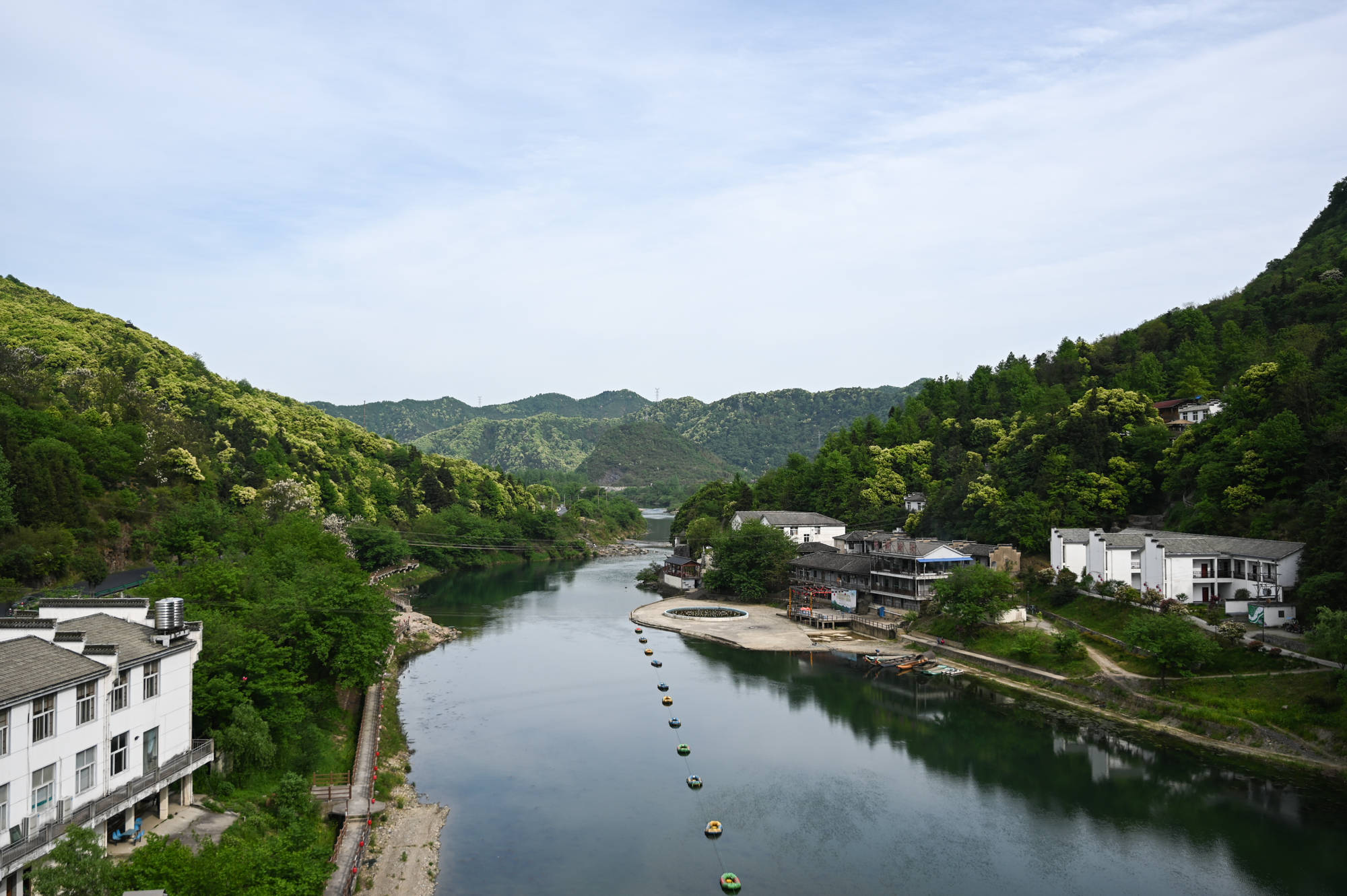 安徽首个7d玻璃桥横跨在中国最美诗河上全长268米门票50