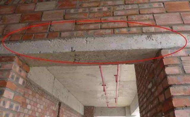 新砌墙做门洞,看到工人用木过梁立马叫停!实用性太差,要盯紧!