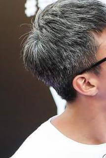 有一天早上,邓超意外的发现自己的两鬓间竟然长出了白发.