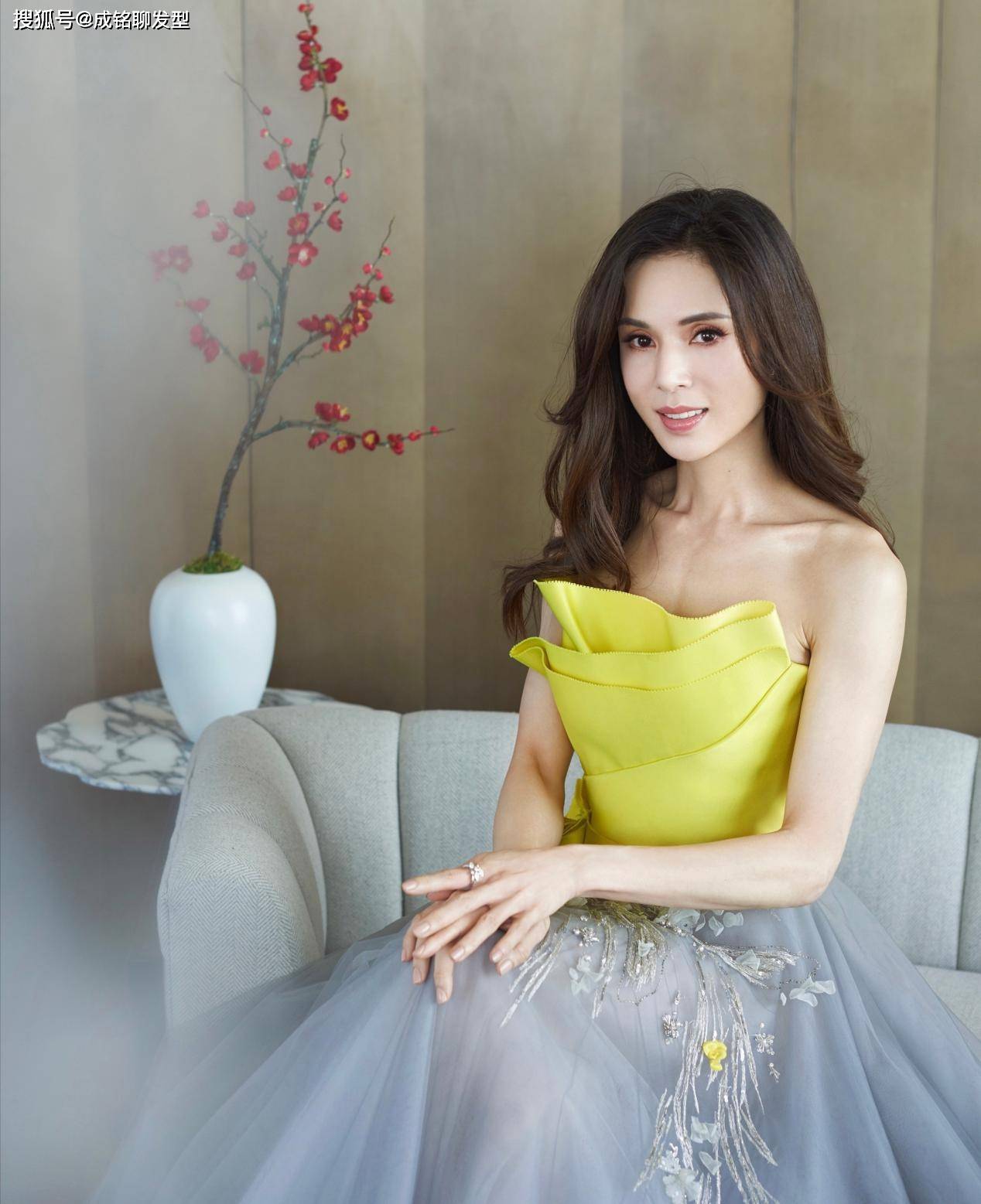 李若彤状态真好!穿抹胸礼裙秀肩颈曲线,锁骨都能放硬币了_黑色