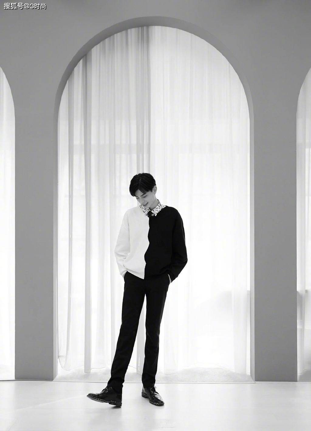 丁禹兮黑白拼接毛衣彰显精致暖男范儿可暖可酷