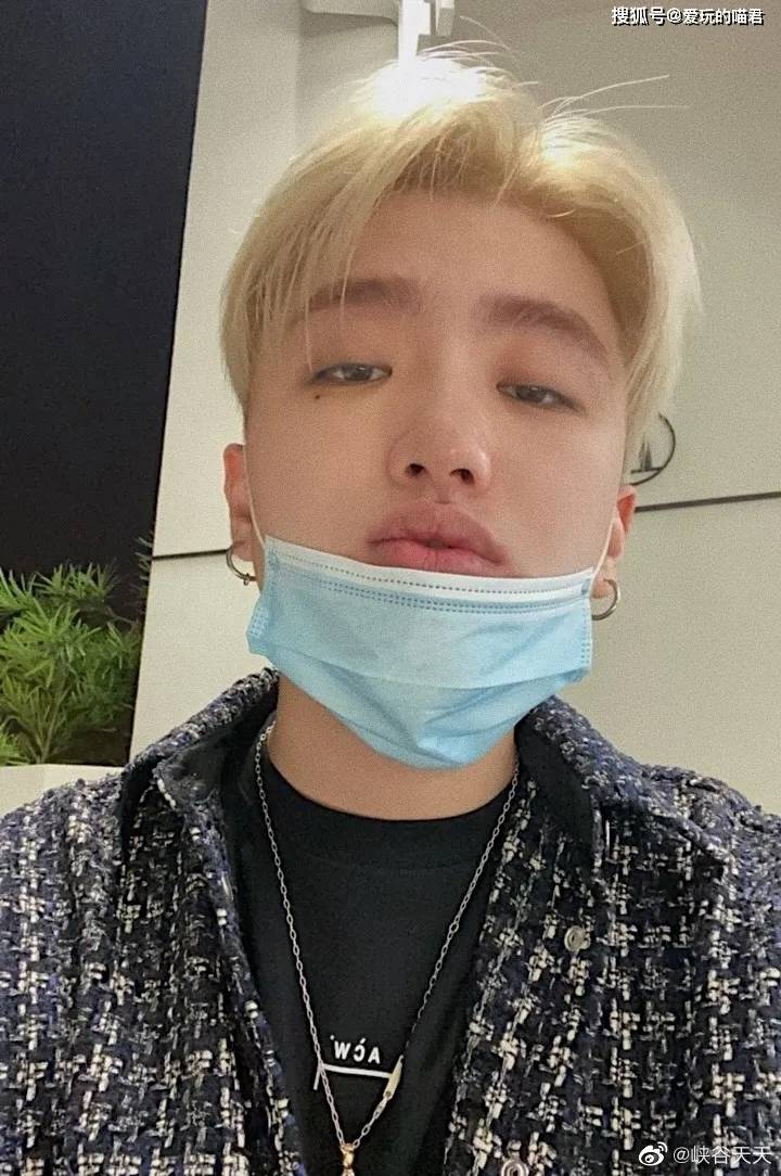 天天也在微博上po出过自己新发色的自拍!