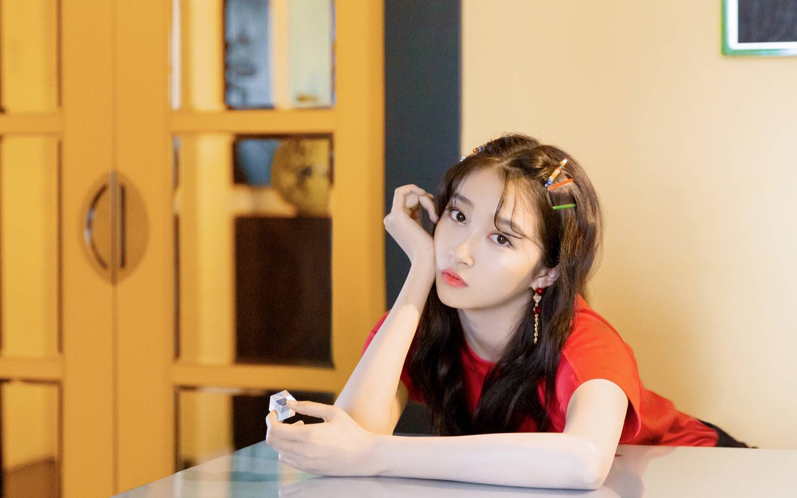 关晓彤红衣彩色发夹少女气息十足