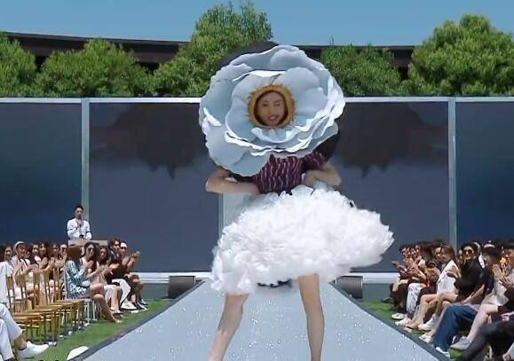 原创奔跑吧走秀女嘉宾都穿的很夸张看到baby不愧跑男小公主