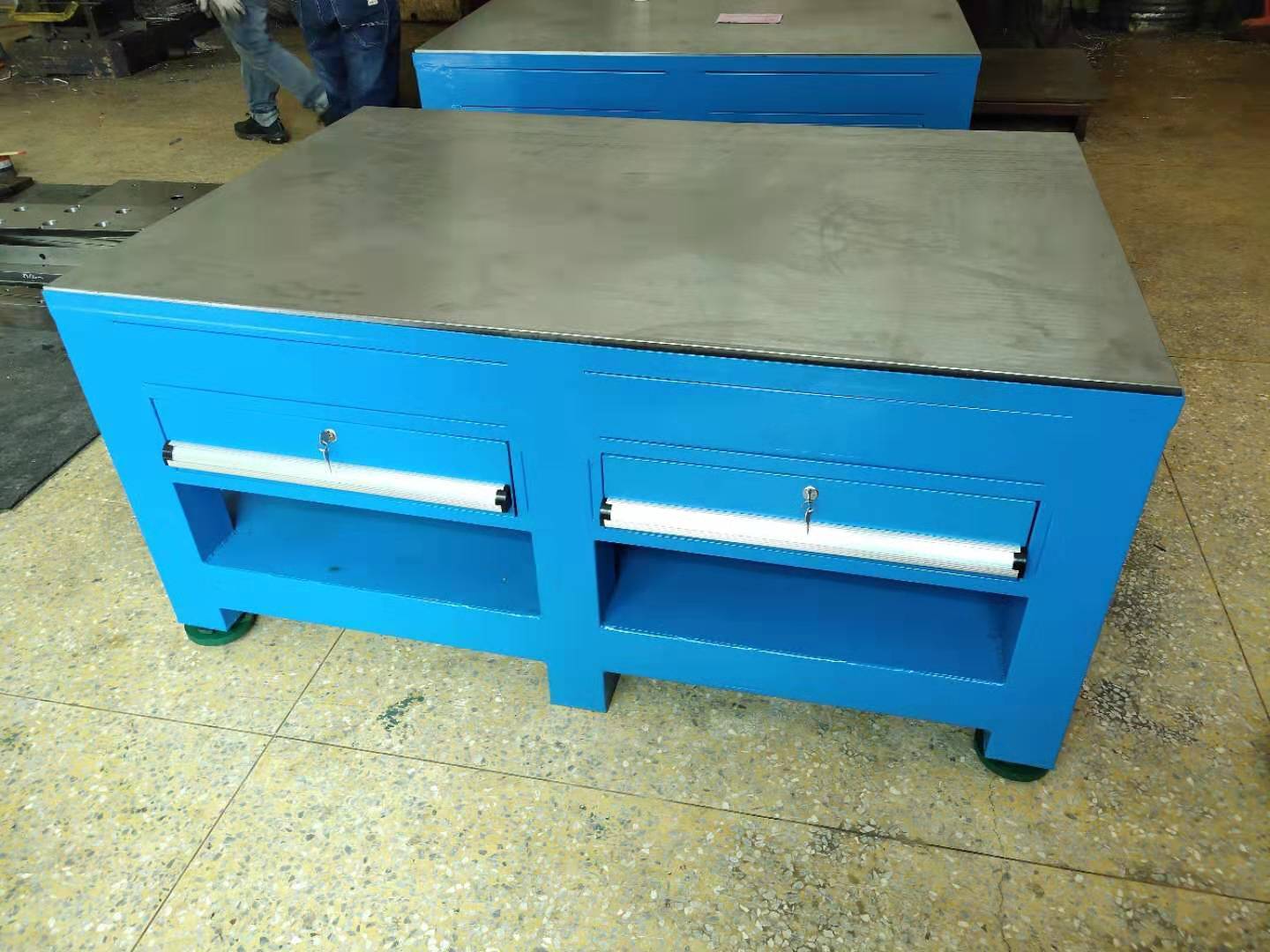 轻中重型钳工工作台桌架结构有什么不一样