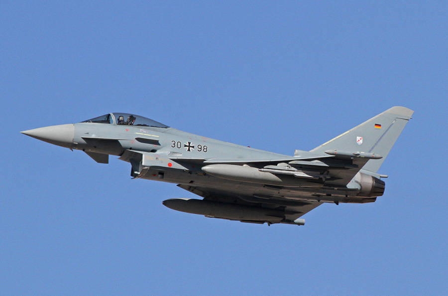 目前德国联邦议院已批准拨款,为德国空军台风战斗机机