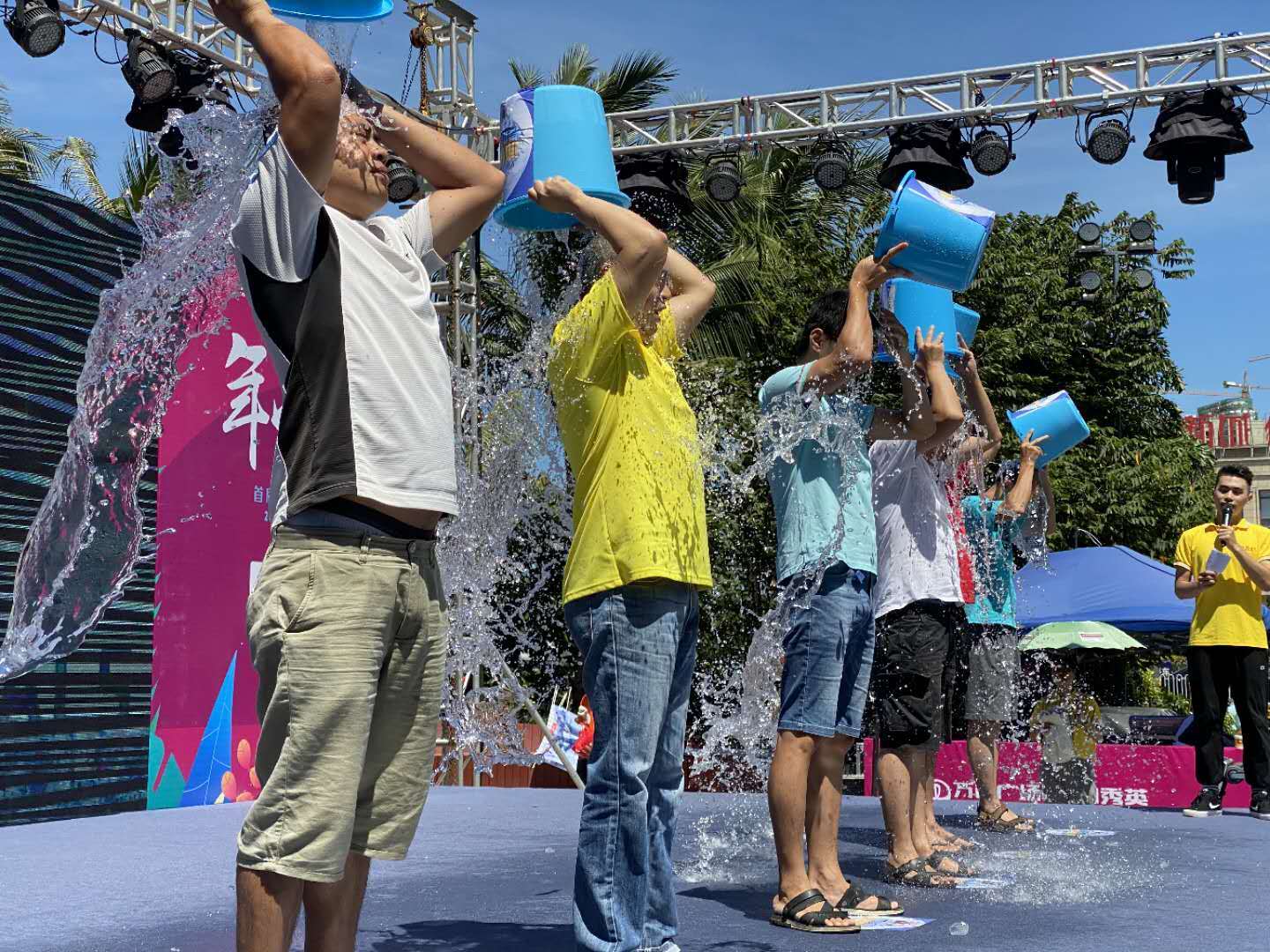 海南数百人参与冰桶挑战头泼冰水为渐冻人募款
